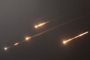 巴彦淖尔伊朗以导弹齐射回应以色列的大规模袭击